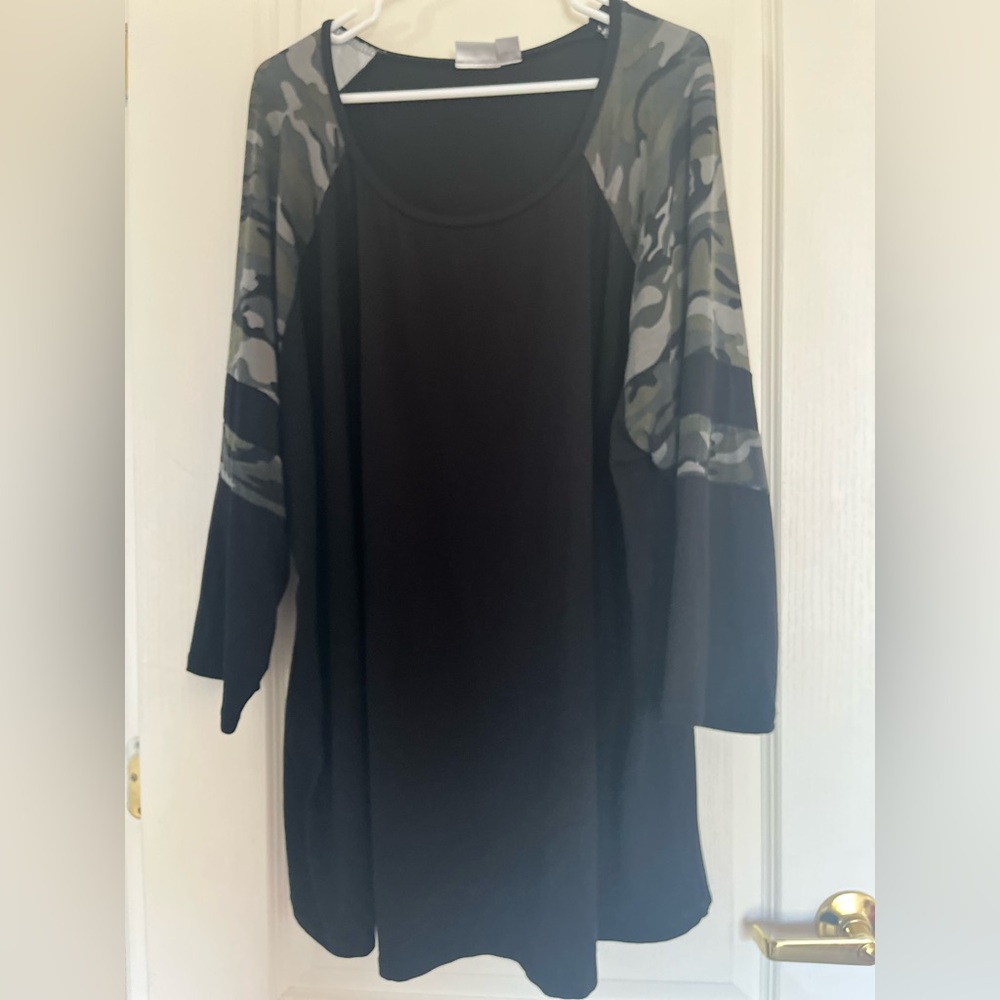 Avenue 26/28 black 3/4 sleeve with camouflage print.